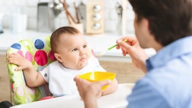 Quando e como começar oferecer alimentos sólidos ao bebê