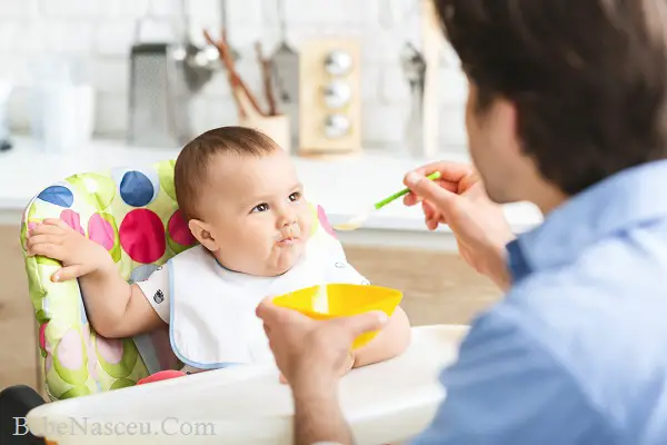 Como e quando começar oferecer alimentos sólidos ao bebê