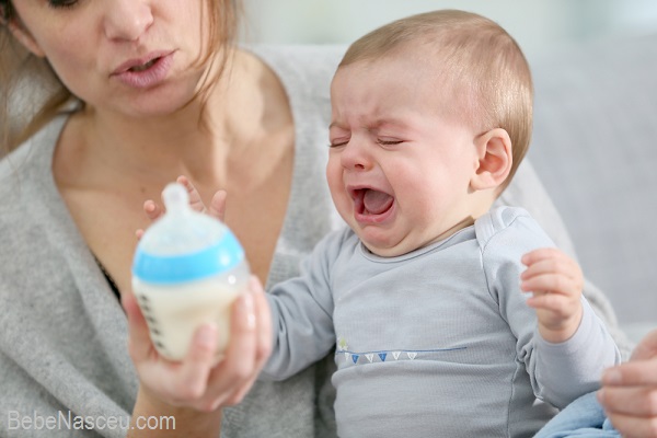 Como fazer seu bebê pegar mamadeira