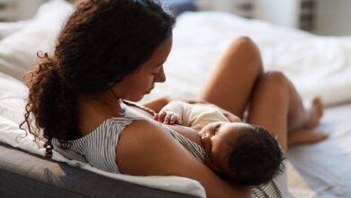 É necessário acordar o bebê para amamentar de madrugada?