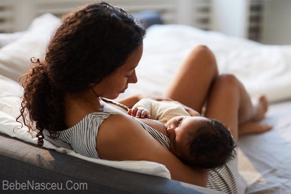 É necessário acordar o bebê para amamentar de madrugada?