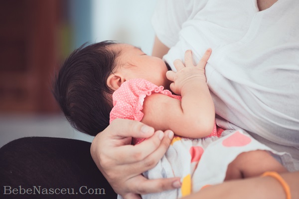 Quantas vezes por dia devo amamentar meu bebê recém-nascido?